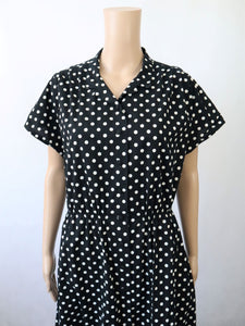 Mustavalkopilkullinen salsahelmainen mekko C40