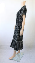 Lataa kuva Galleria-katseluun, Mustavalkopilkullinen salsahelmainen mekko C40