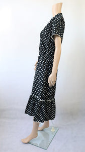 Mustavalkopilkullinen salsahelmainen mekko C40
