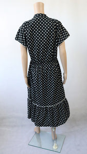 Mustavalkopilkullinen salsahelmainen mekko C40