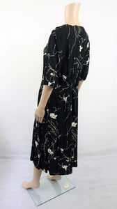 Mustavalkoinen kuviollinen mekko D42