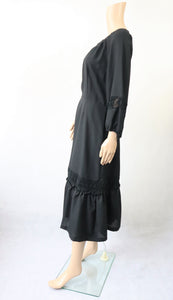 Musta pitsikoristeinen salsahelmainen mekko