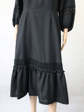 Lataa kuva Galleria-katseluun, Musta pitsikoristeinen salsahelmainen mekko