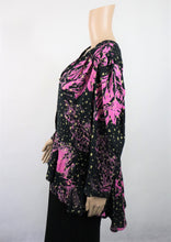 Lataa kuva Galleria-katseluun, Musta pinkkikuvioinen röyhelöhelmainen pusero 44