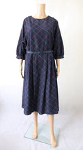 Lataa kuva Galleria-katseluun, Scantex made in Finland tummansininen ruutukuosinen vintagemekko 40