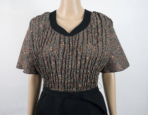Musta-ruskeasävyinen mekko kuviollisella yläosalla ja perhoshihoilla D36