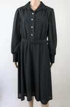 Lataa kuva Galleria-katseluun, Soili-tuote vintage mustavalkoinen pilkullinen takkimekko puhvihihoilla