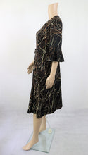 Lataa kuva Galleria-katseluun, Ruskea kuviollinen frillahihainen mekko D38