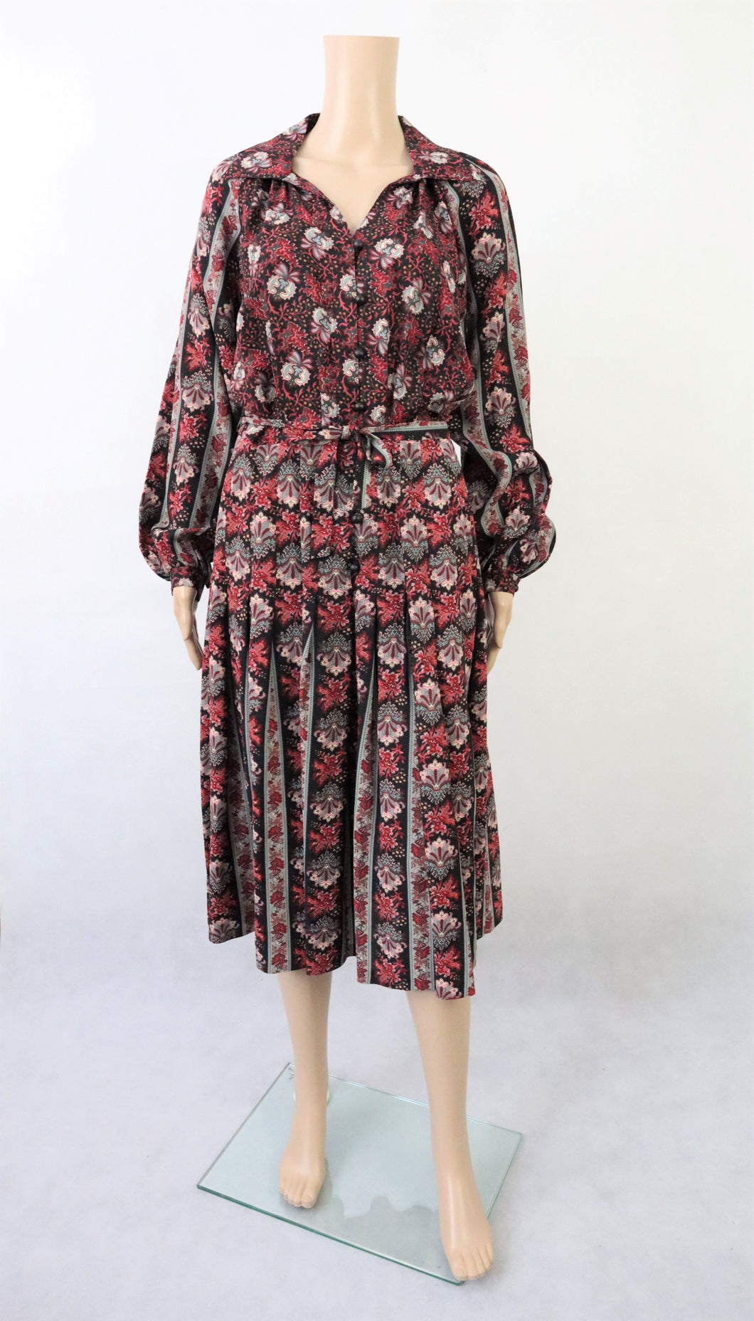 Stina paisley-kuvioinen kotimainen vintagemekko 40