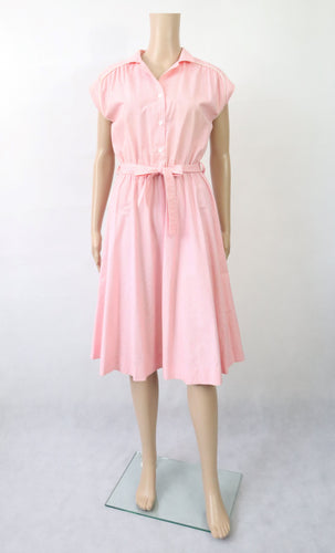 Svengi vaaleanpunainen kotimainen vintagemekko C38