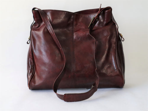 Three Bags burgundinpunainen antiikkinahkainen olkalaukku