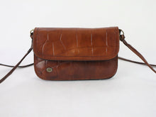 Lataa kuva Galleria-katseluun, Three Bags kotimainen vintage ruskea pikkulaukku krokokuvioista nahkaa