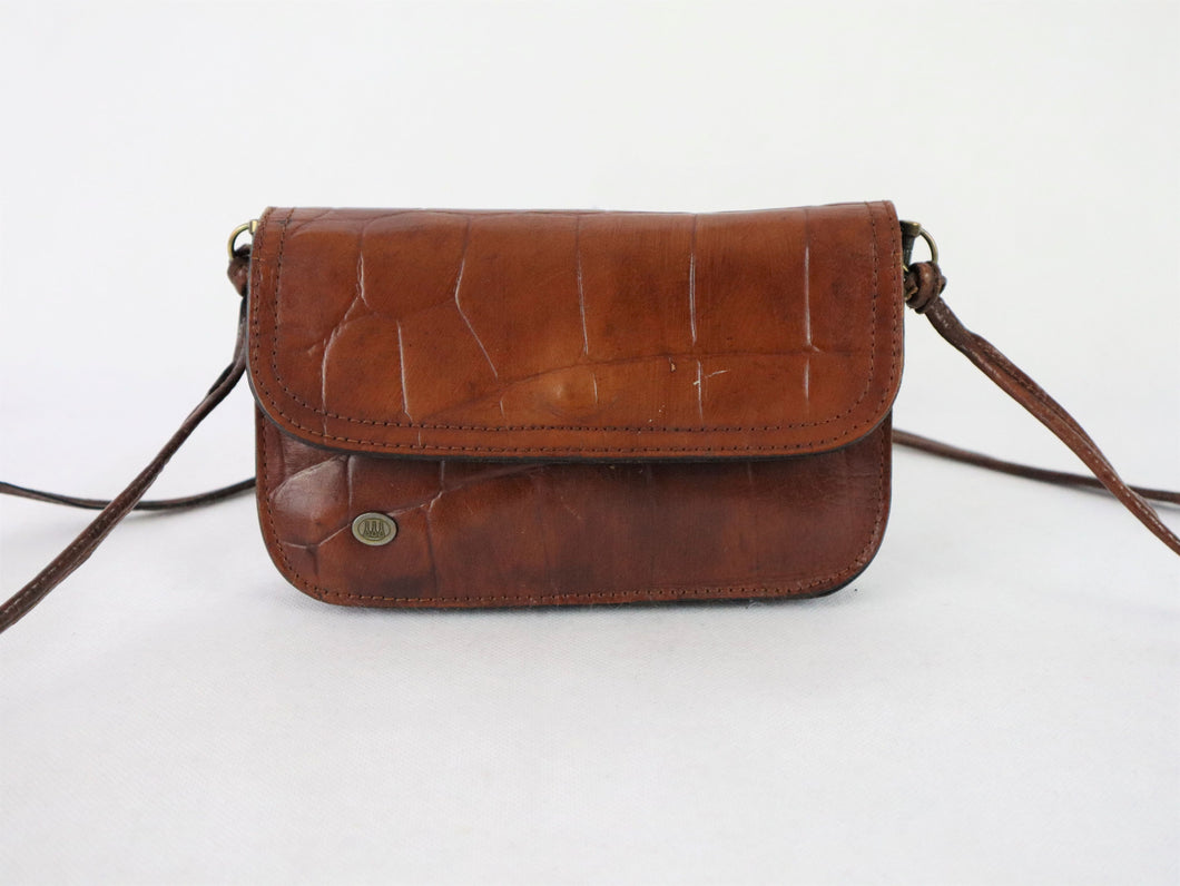 Three Bags kotimainen vintage ruskea pikkulaukku krokokuvioista nahkaa
