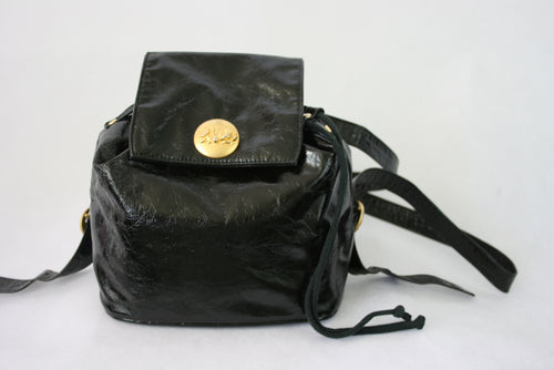 Three Bags musta kiiltonahkainen pikkureppu