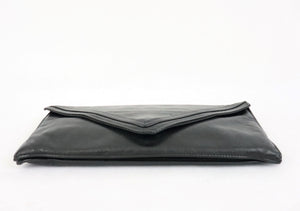 Musta kädessä kannettava kirjekuorimallinen laukku