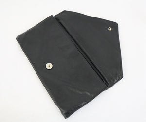 Musta kädessä kannettava kirjekuorimallinen laukku