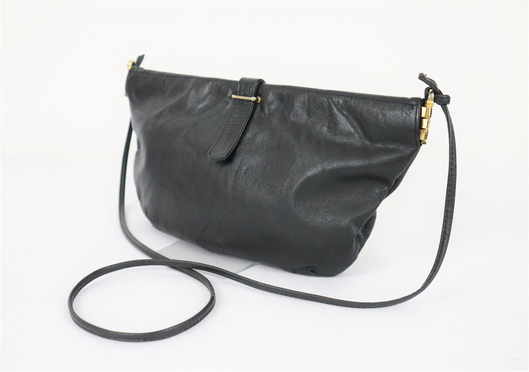 Three bags musta vintage pussukkamallinen olkalaukku