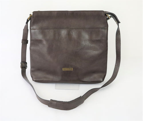 Three Bags tummanruskea nahkainen crossbody-laukku