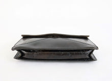 Lataa kuva Galleria-katseluun, Tummanruskea kädessä kannettava kirjekuorimallinen laukku