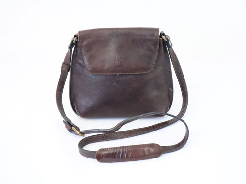 Three Bags tummanruskea pieni kotimainen vintage nahkalaukku