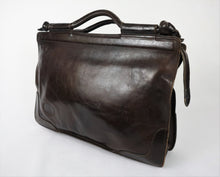 Lataa kuva Galleria-katseluun, Three Bags vintage tummanruskea nahkasalkku