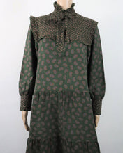 Lataa kuva Galleria-katseluun, Tummanvihreä paisley-kuvioinen röyhelökauluksinen mekko C38