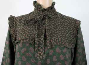 Tummanvihreä paisley-kuvioinen röyhelökauluksinen mekko C38