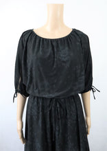 Lataa kuva Galleria-katseluun, Musta kuviollinen mekko C40