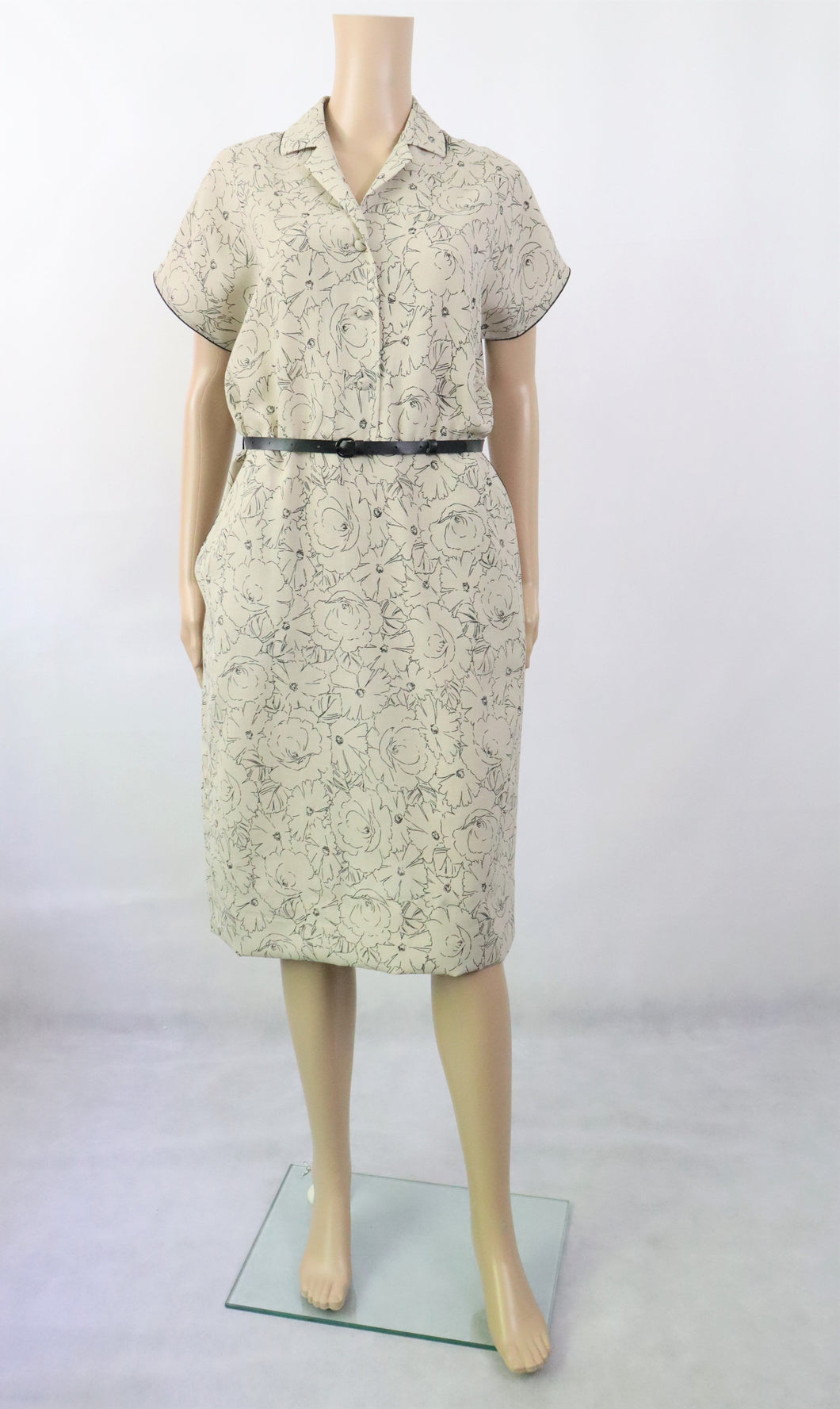 Naisten pukutehdas beige kukkakuvioinen kotimainen vintagemekko D36